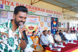 సత్య సాయి స్కూల్లో నిర్వహించిన గణతంత్ర దినోత్సవ వేడుకల్లో మాట్లాడుతున్న బిత్తిరి సత్తి